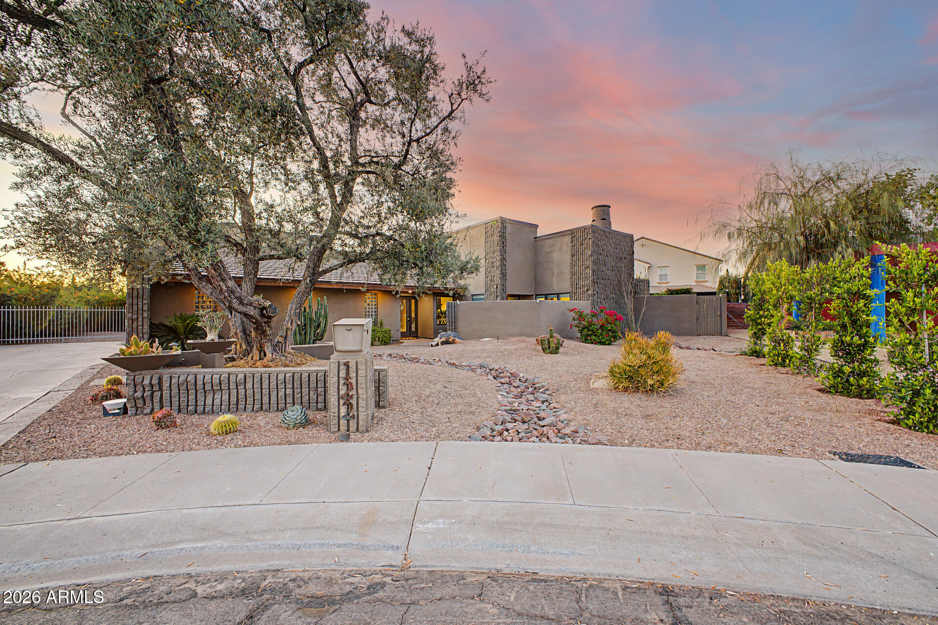 122 E LOMA VISTA Drive