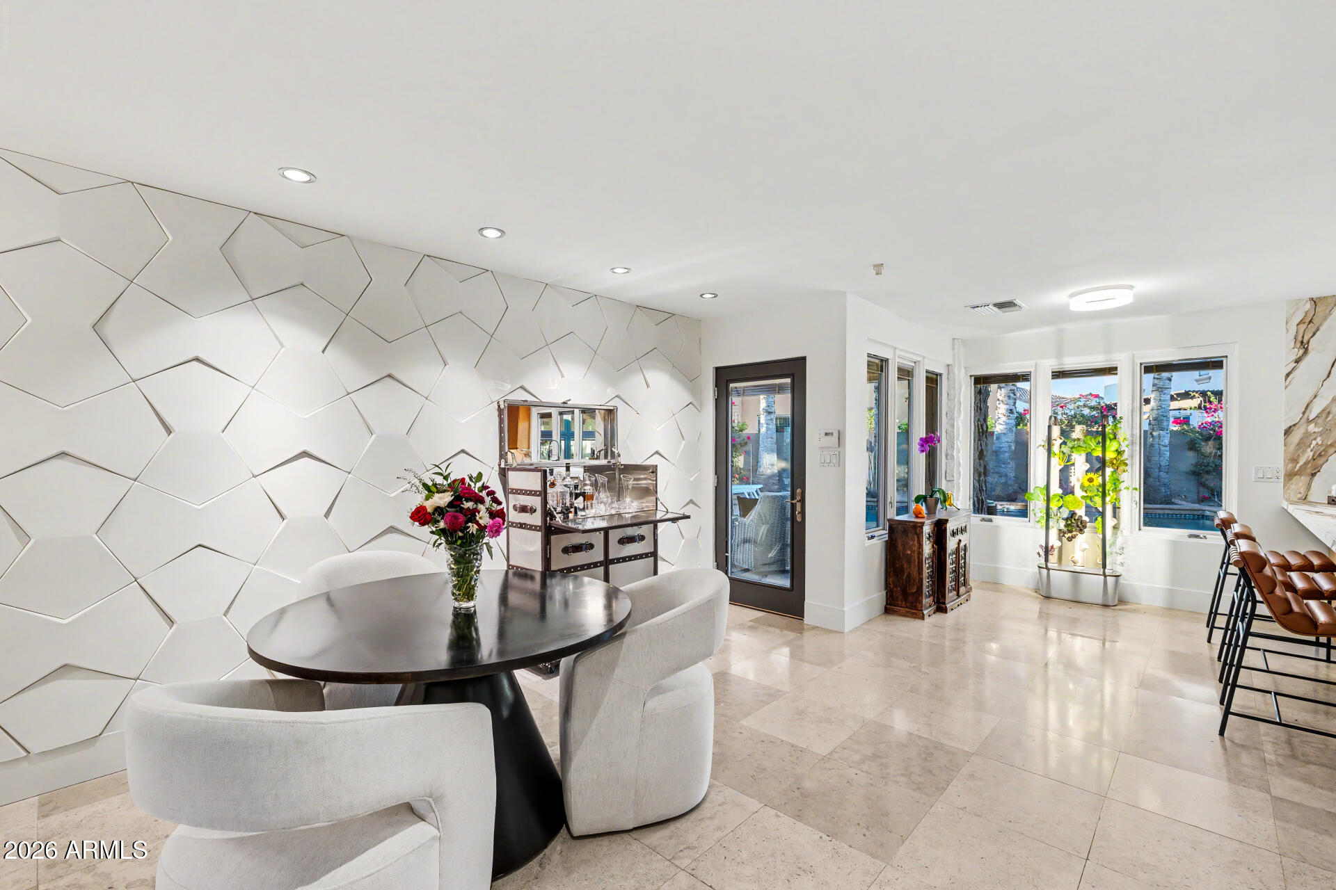 122 E LOMA VISTA Drive