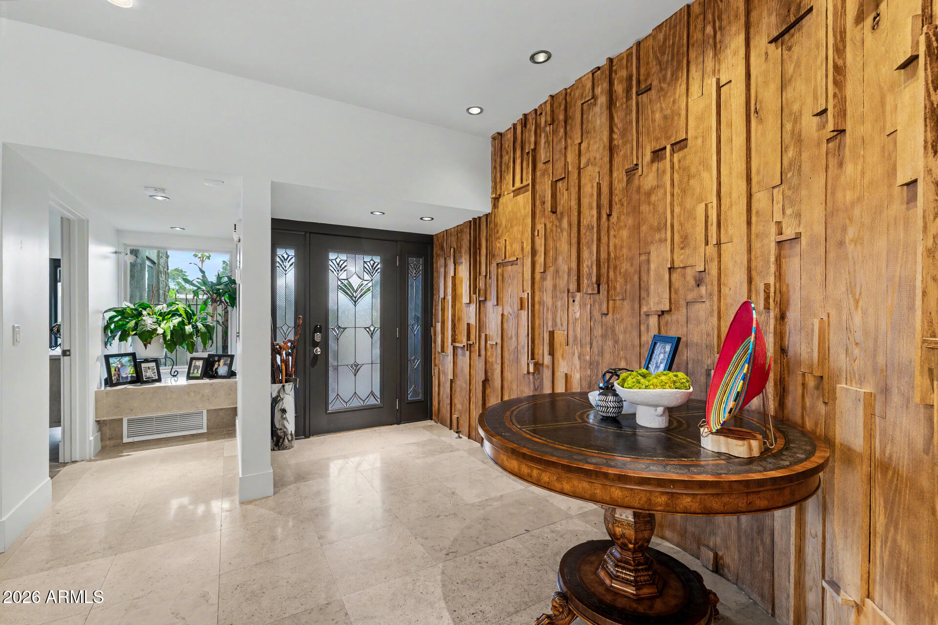 122 E LOMA VISTA Drive