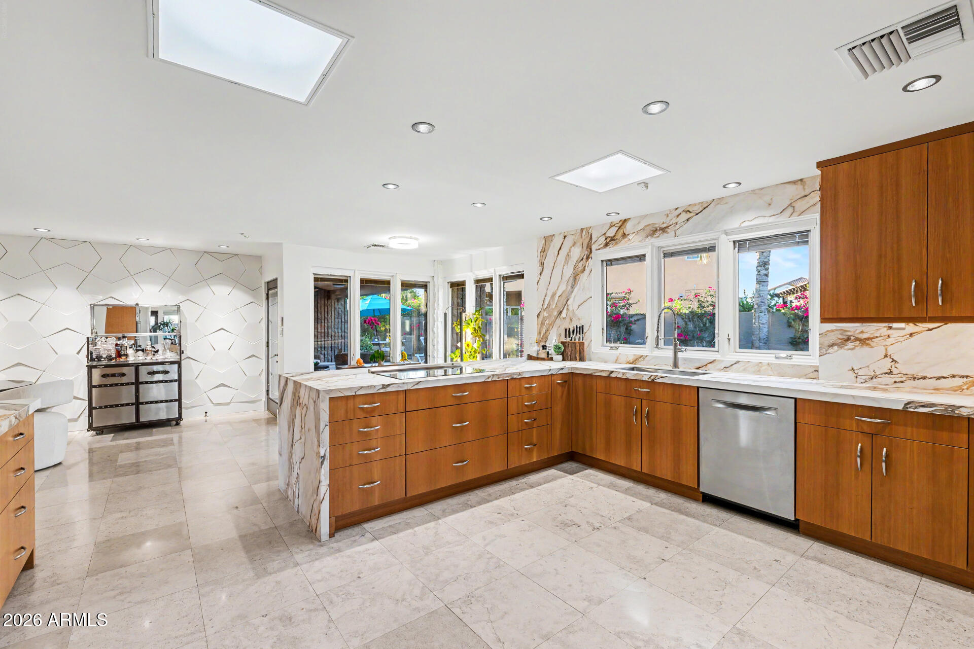 122 E LOMA VISTA Drive