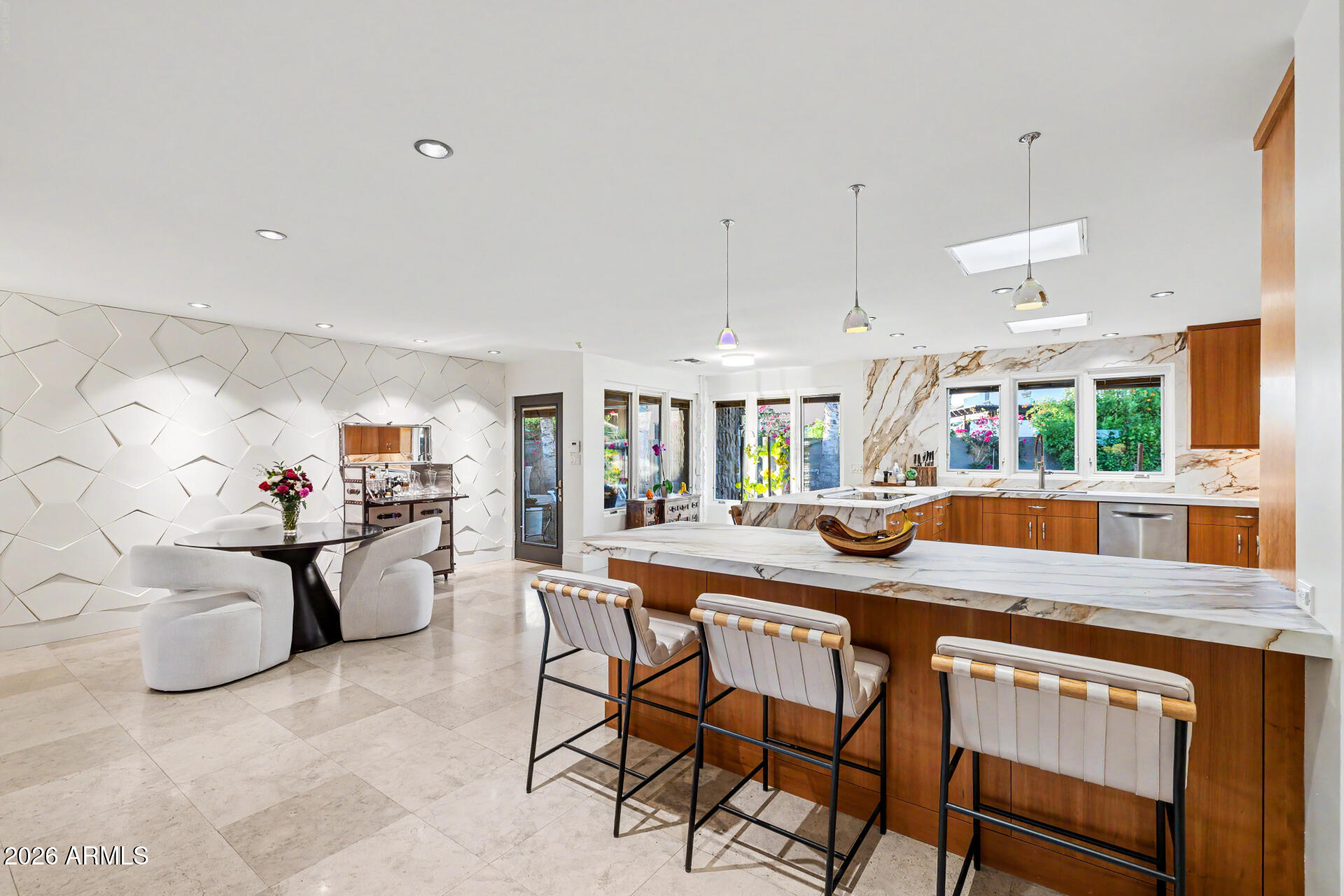 122 E LOMA VISTA Drive