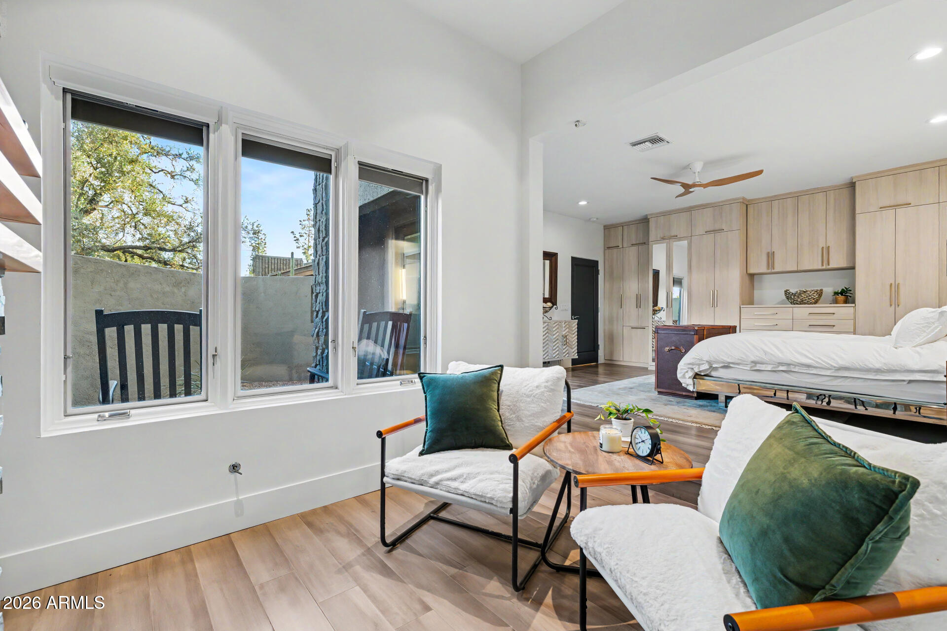 122 E LOMA VISTA Drive