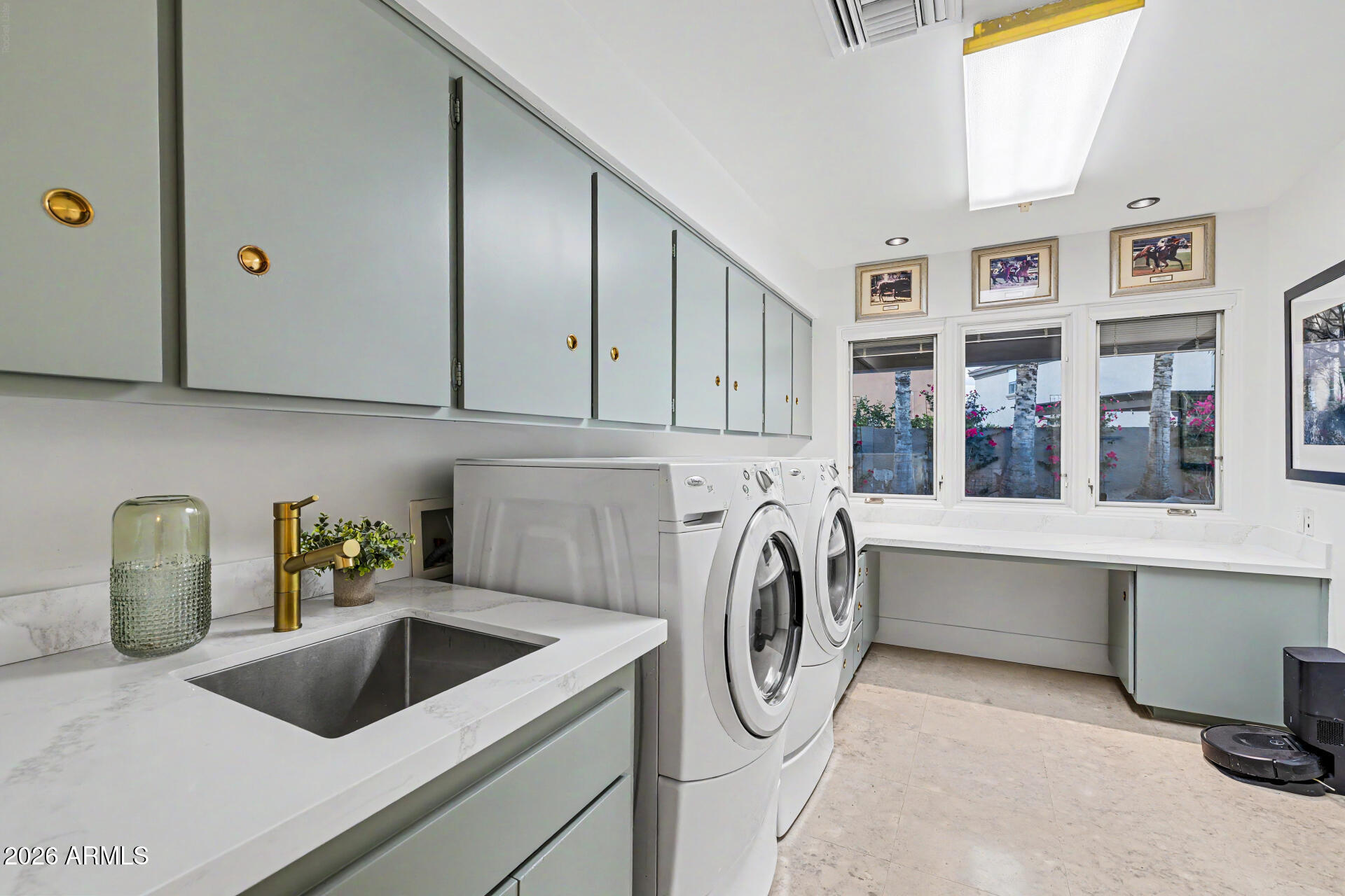 122 E LOMA VISTA Drive