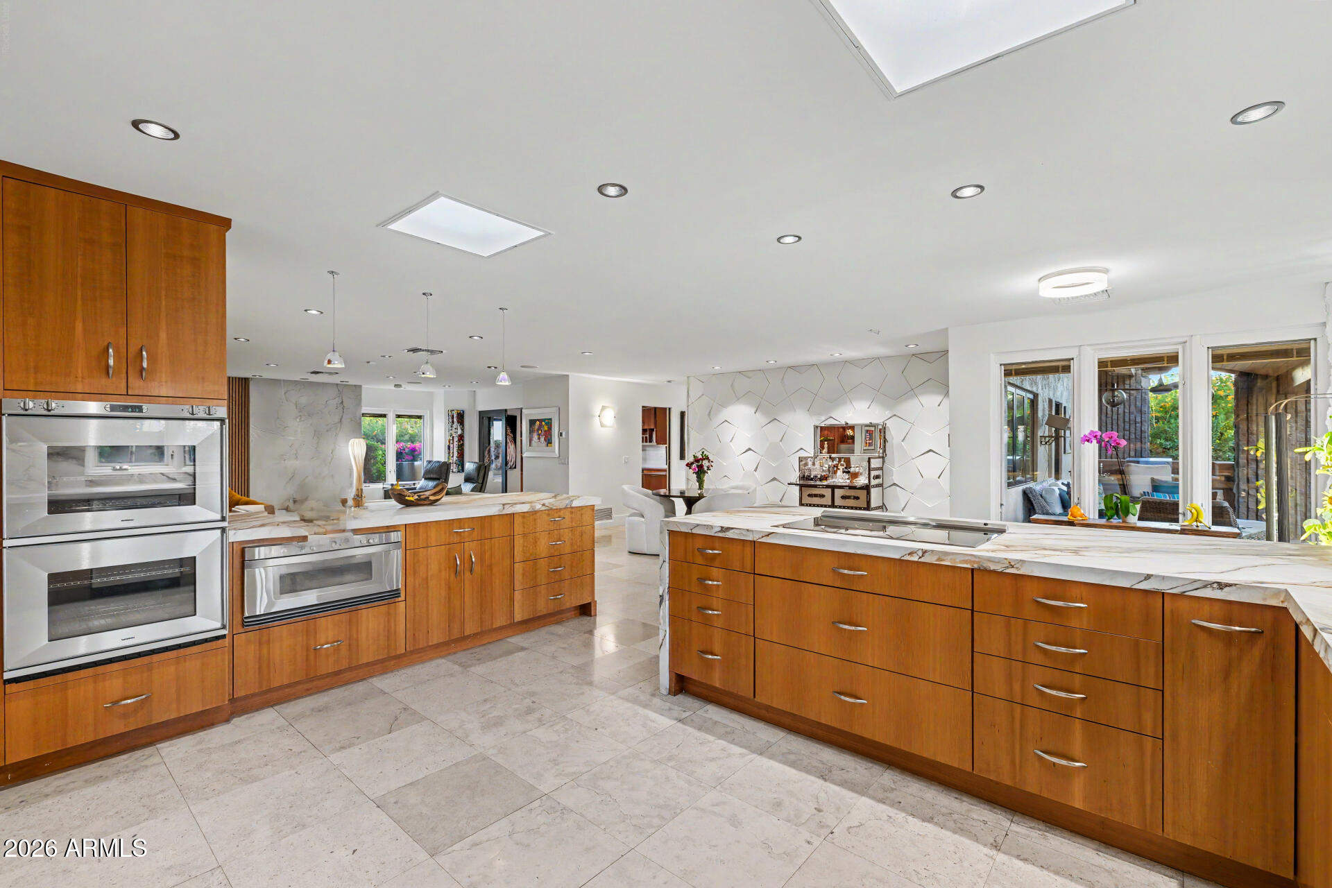 122 E LOMA VISTA Drive