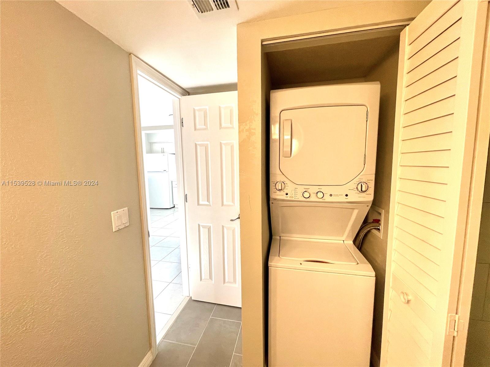 304 Racquet Club Rd # 201