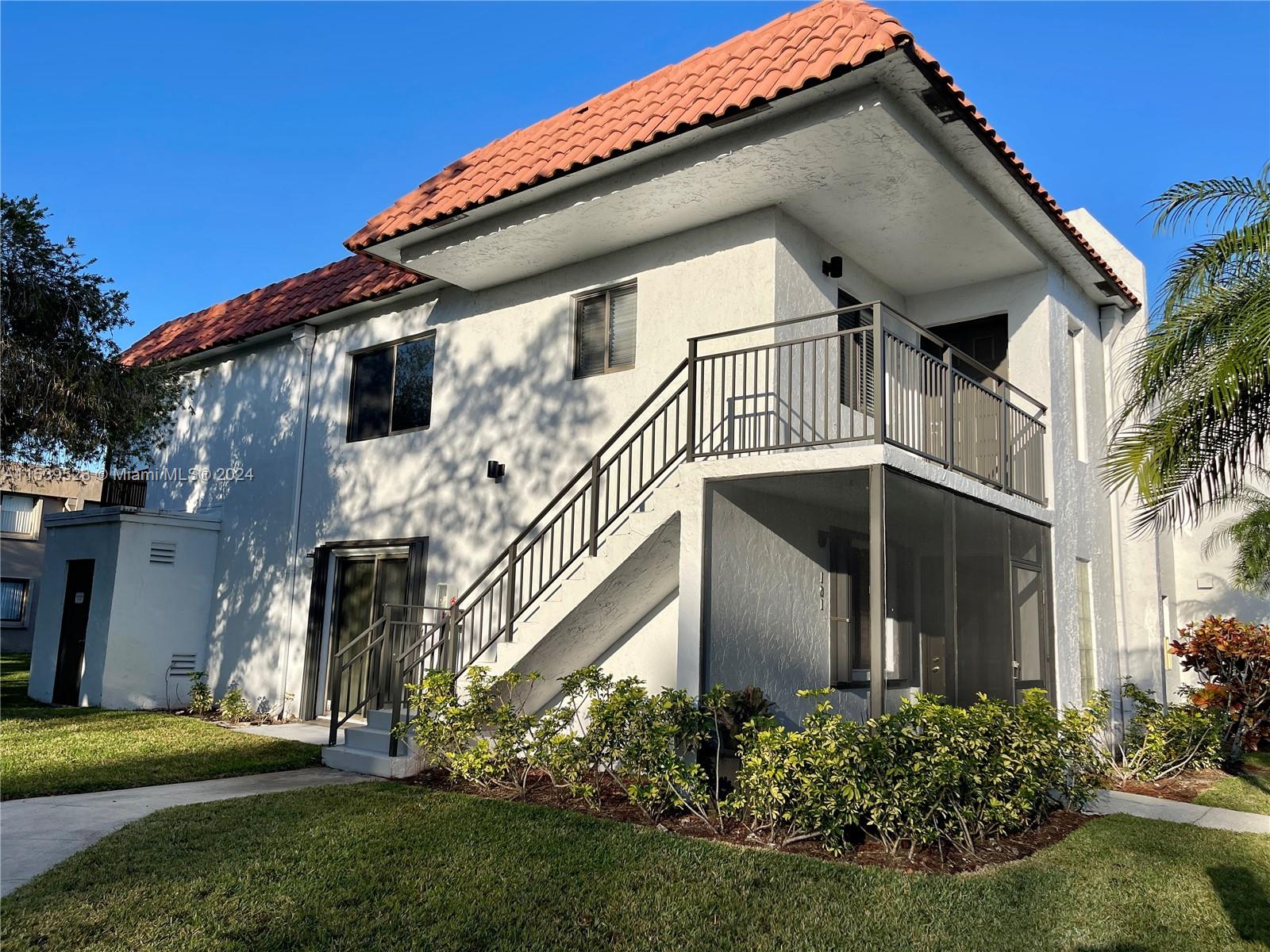 304 Racquet Club Rd # 201