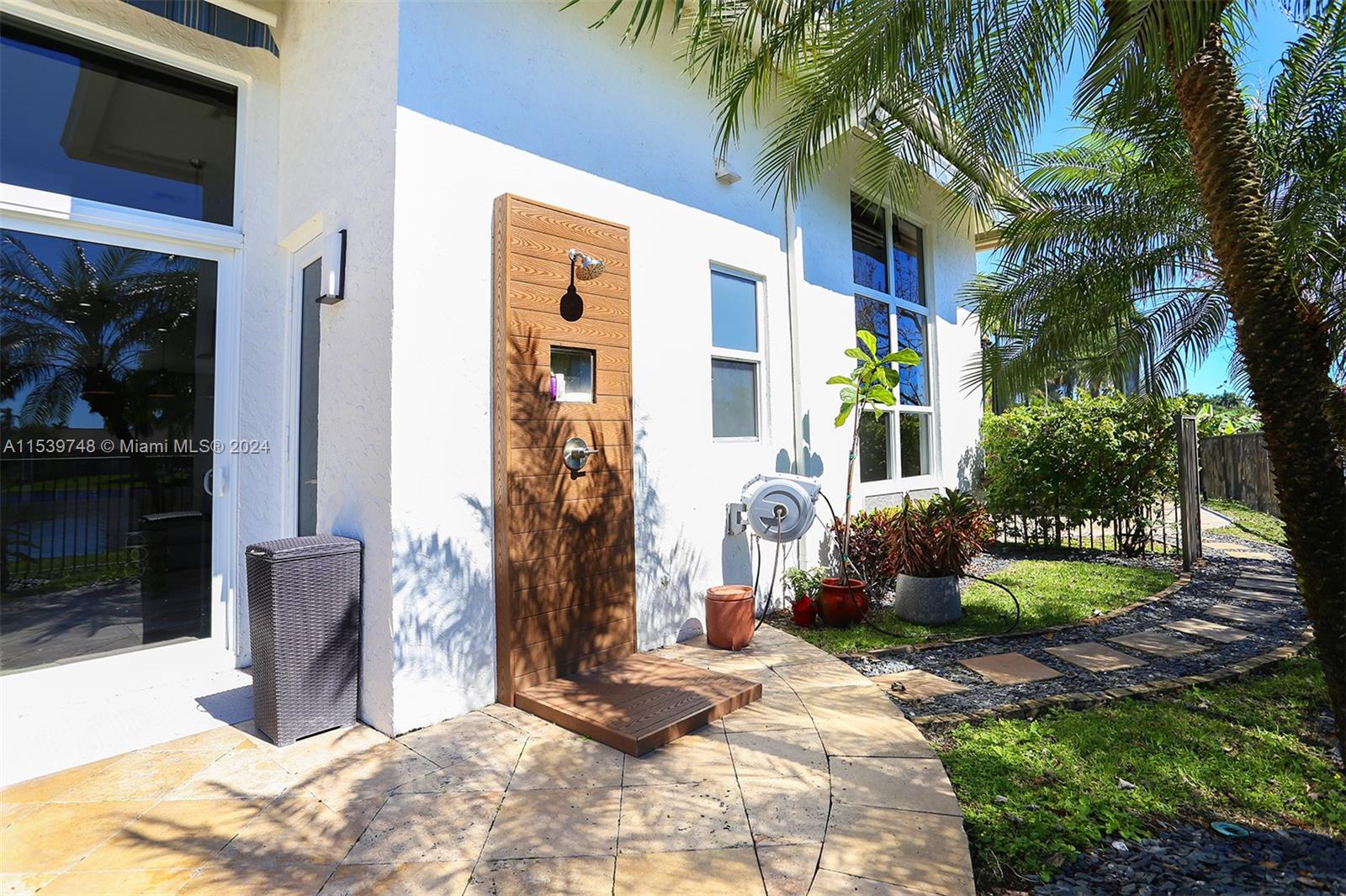 2517 Poinciana Dr