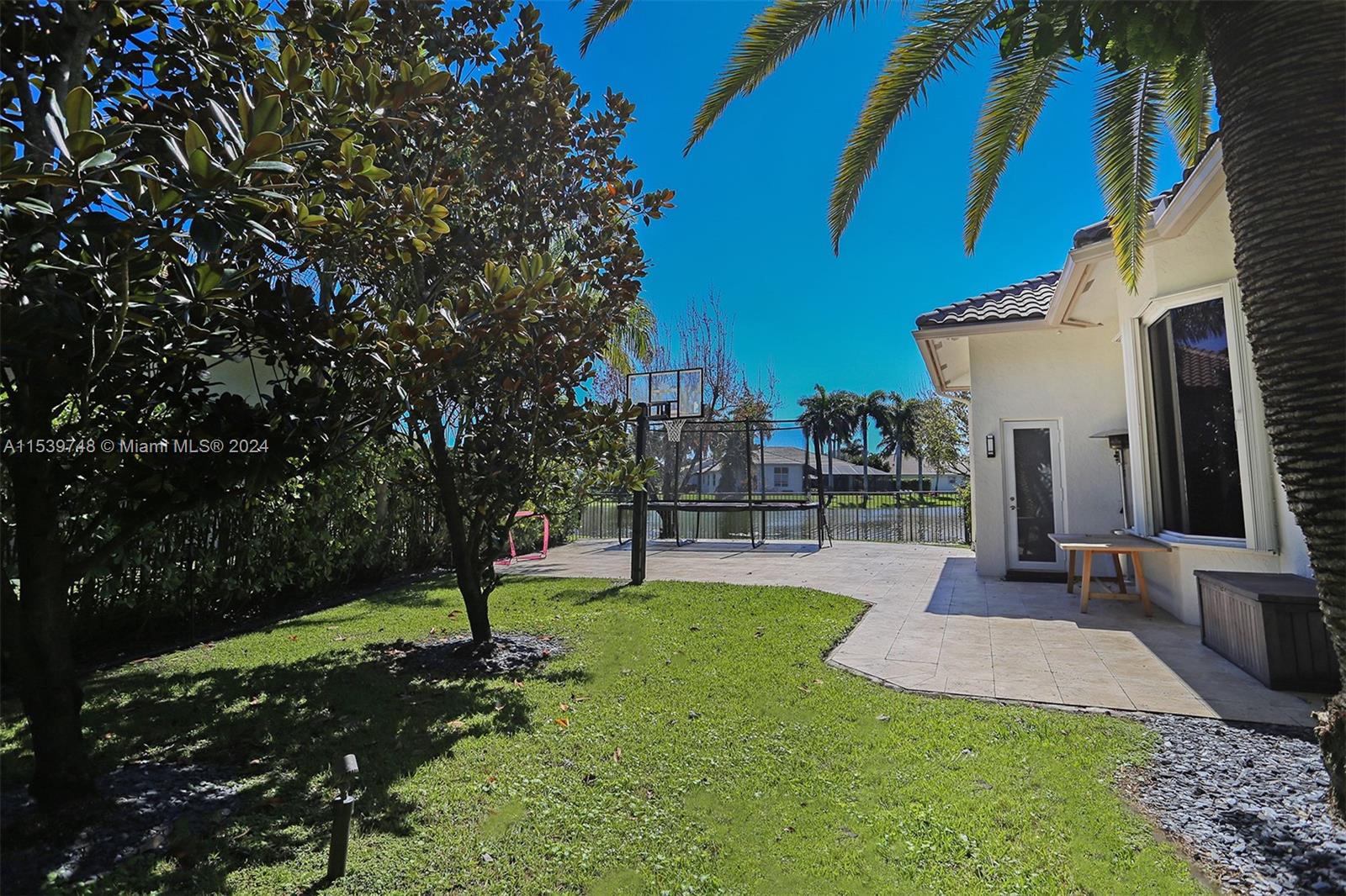 2517 Poinciana Dr