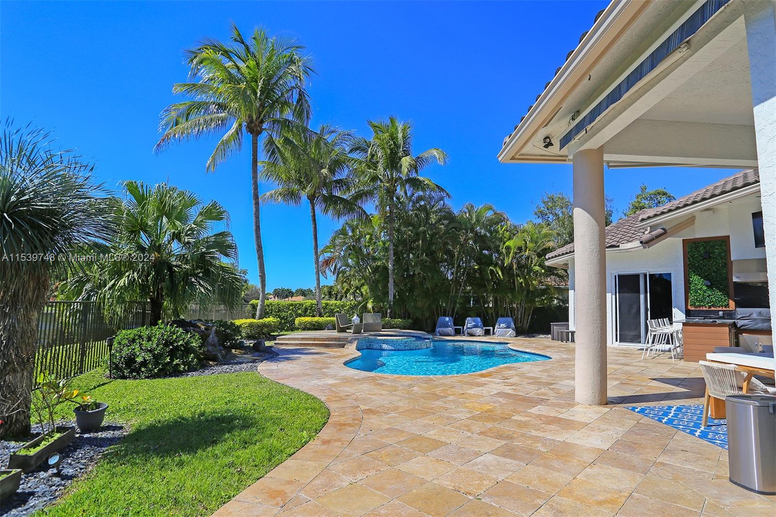 2517 Poinciana Dr