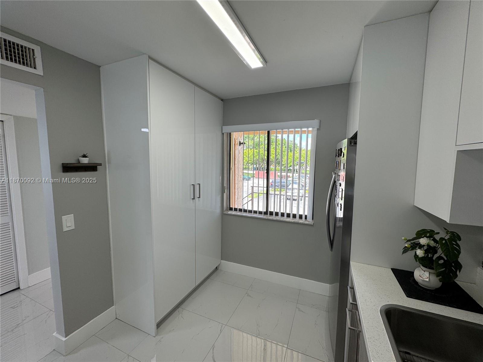 150 Lakeview Dr # 203