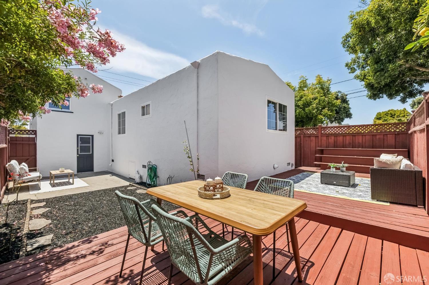 1121 Peach Street