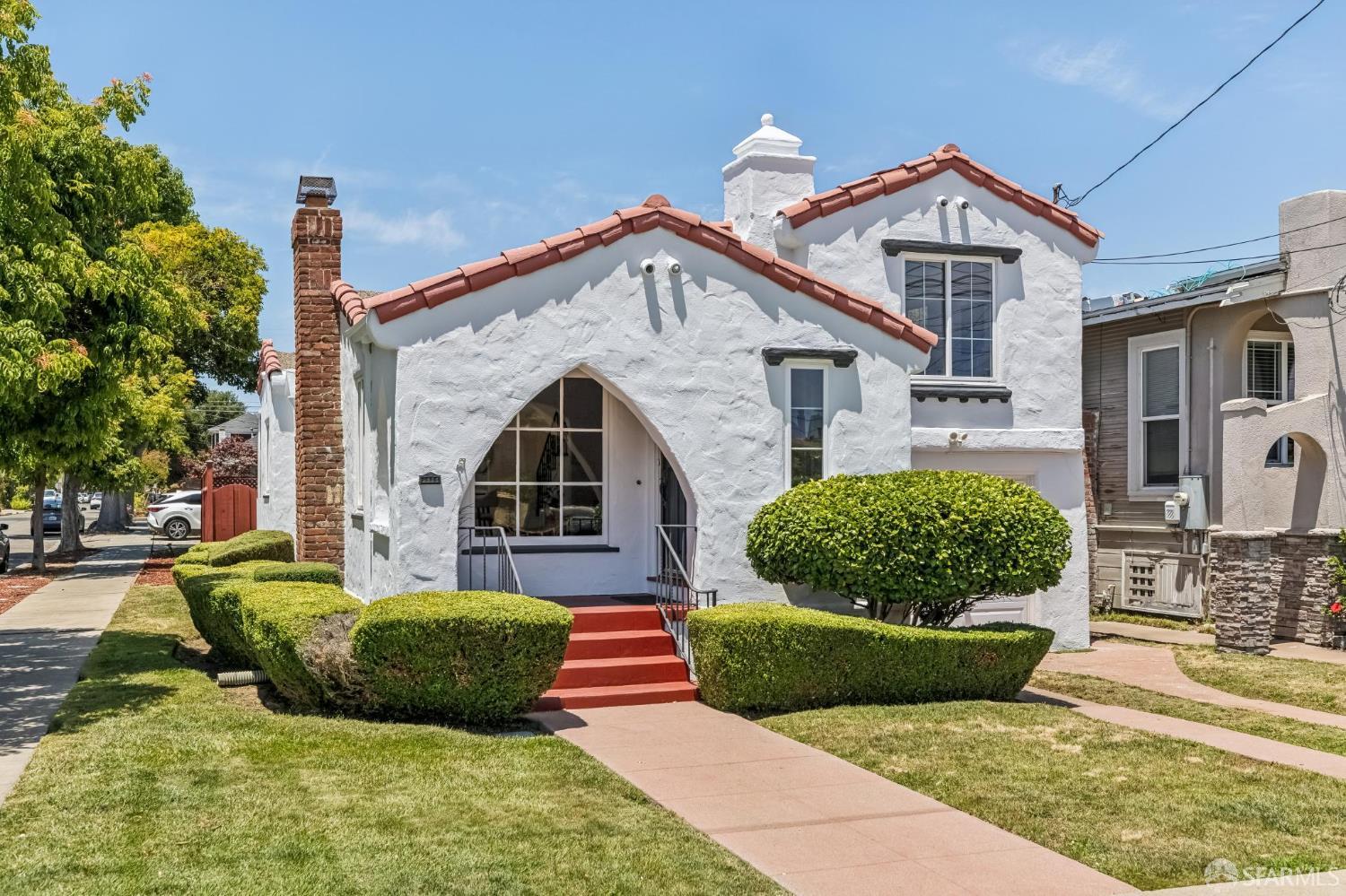 1121 Peach Street