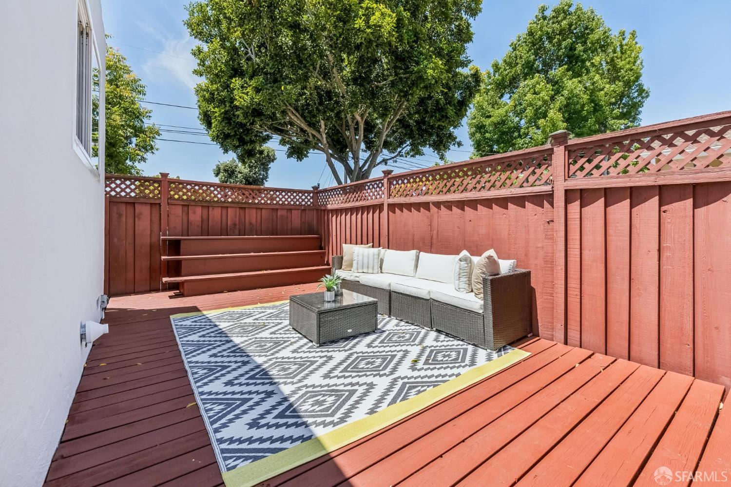 1121 Peach Street