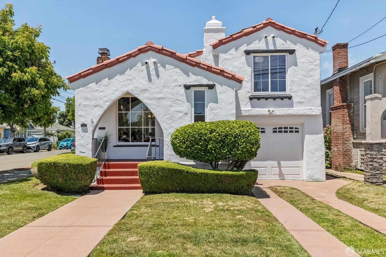 1121 Peach Street