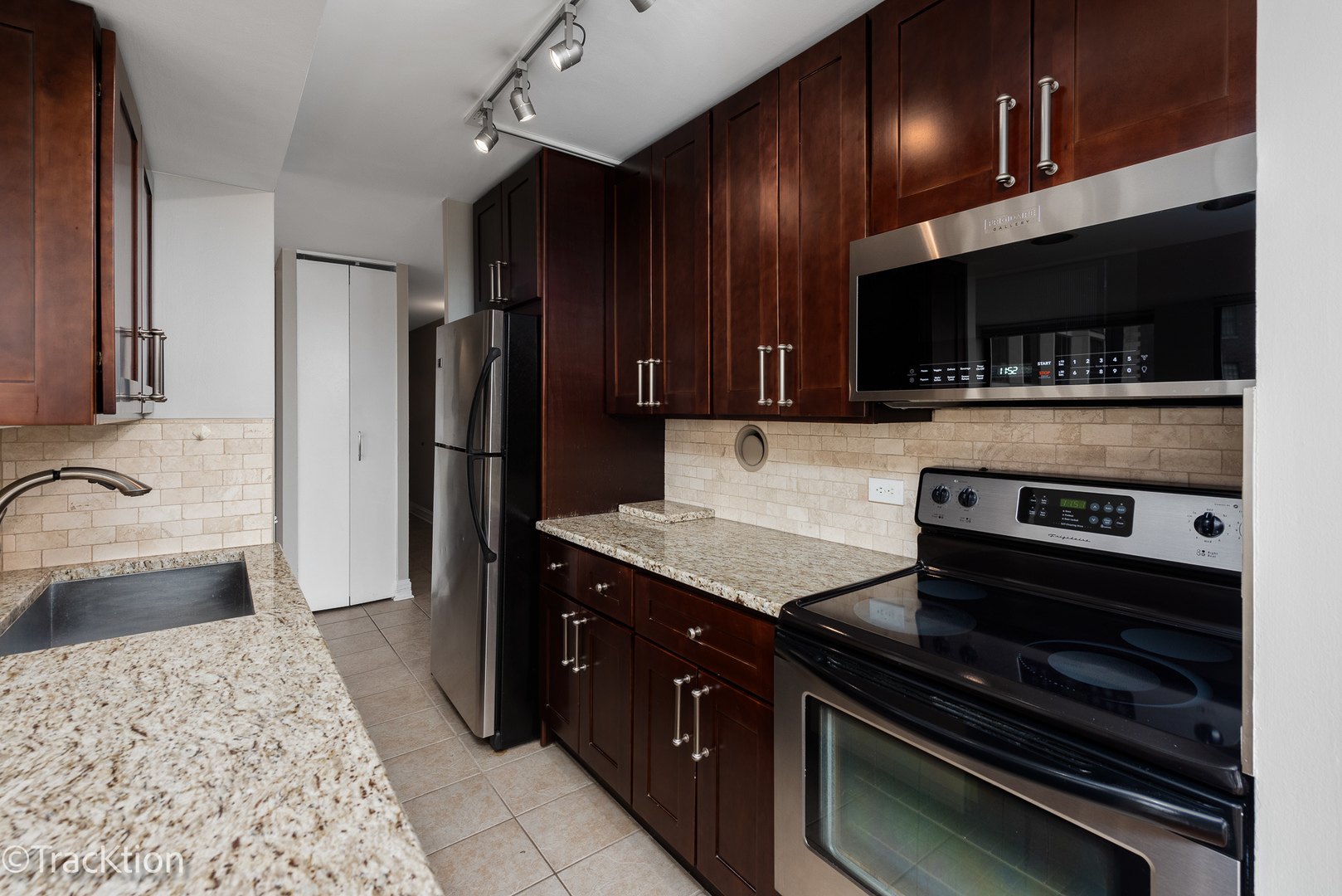 345 W Fullerton Parkway Unit: 1705