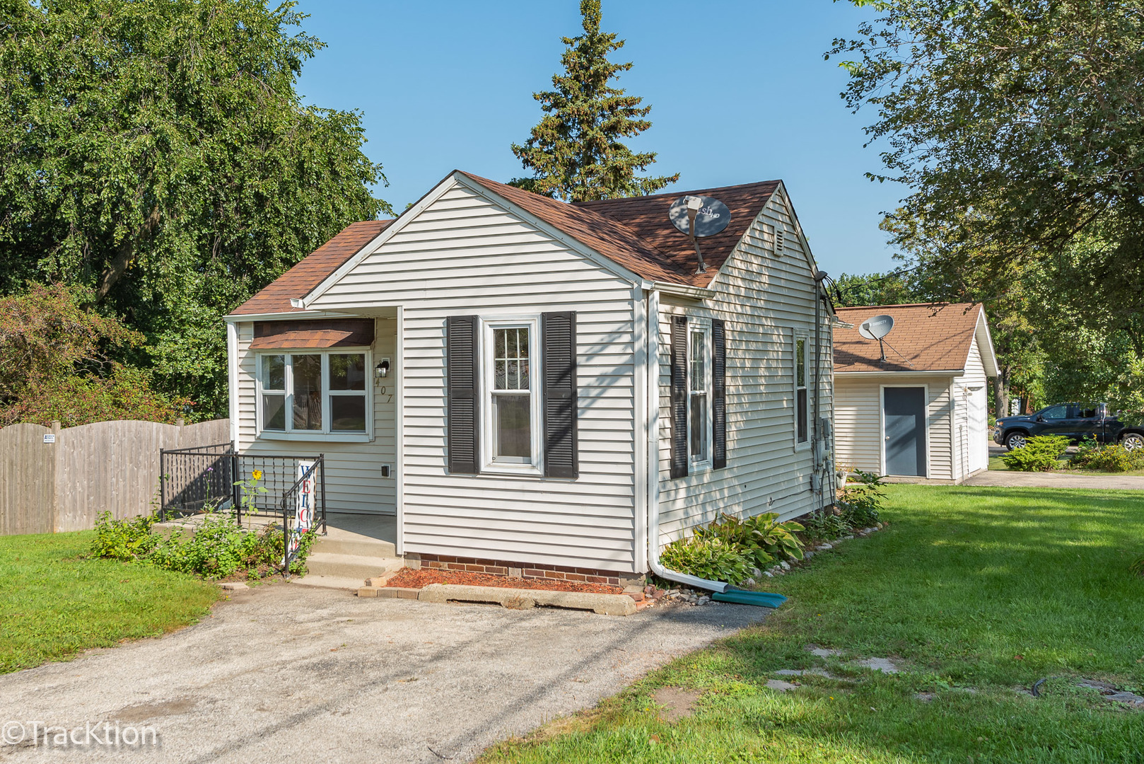 407 E Lake Avenue