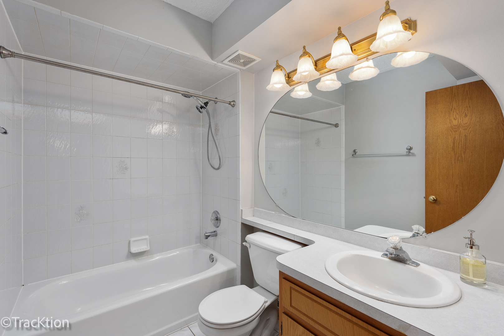 6136 W 63rd Street Unit: 2E