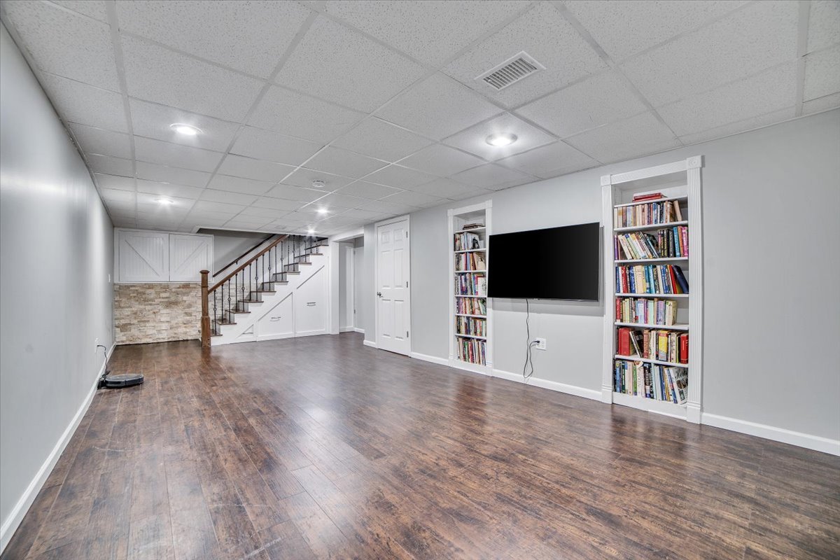916 Stratford Lane