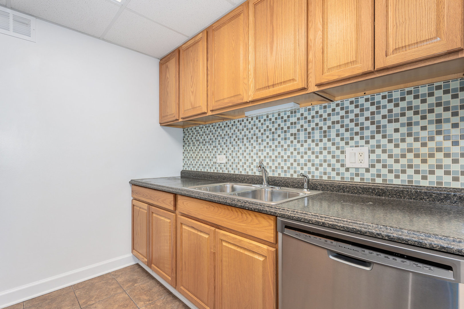 3849 N PARKWAY Drive Unit: 1F