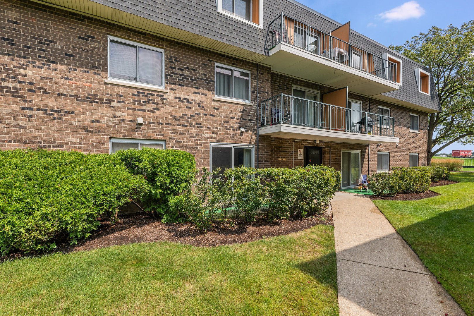3849 N PARKWAY Drive Unit: 1F