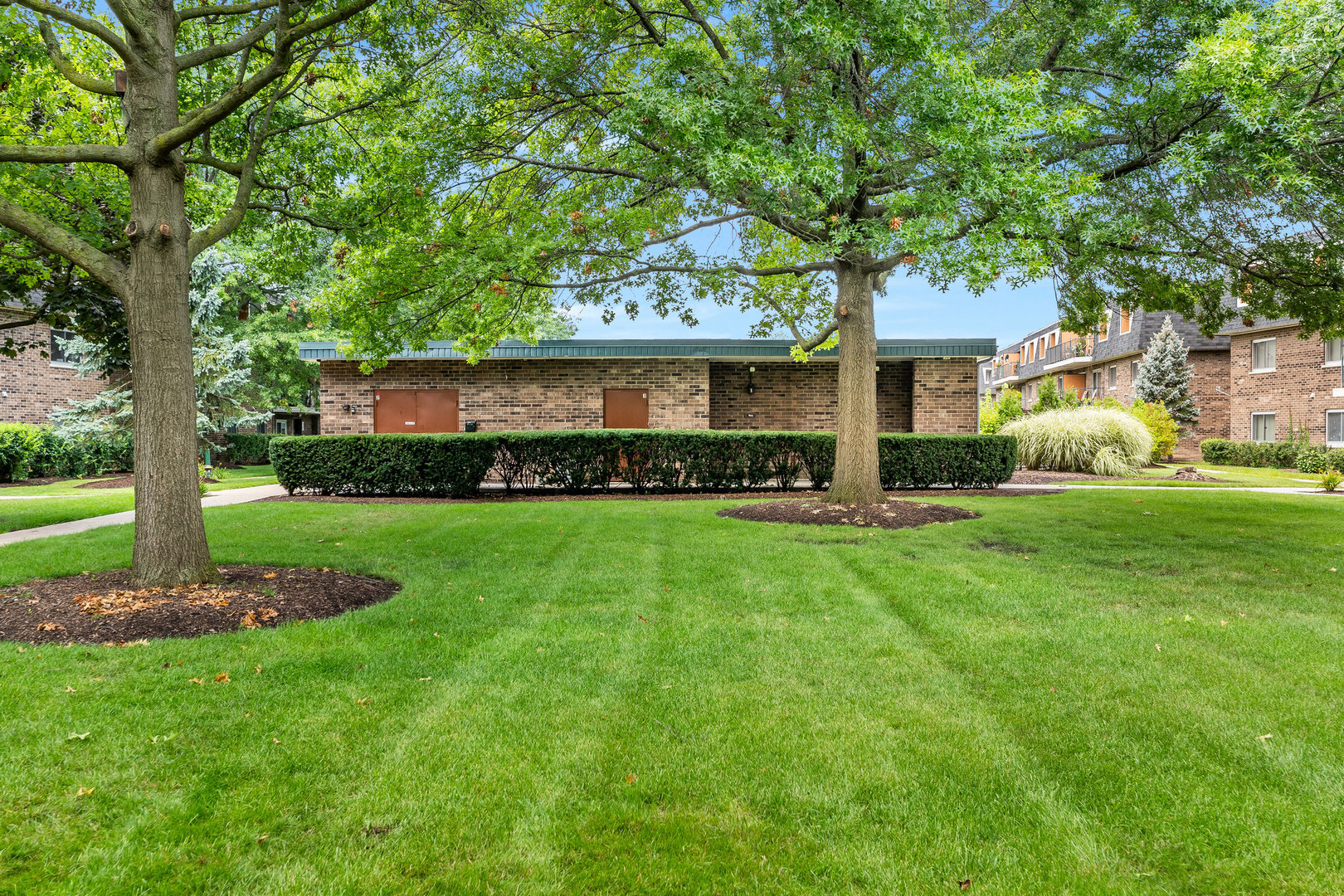3849 N PARKWAY Drive Unit: 1F