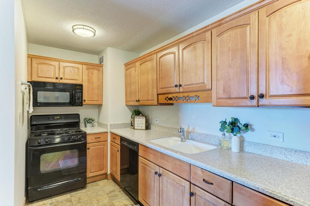 2200 S Stewart Avenue Unit: 2C