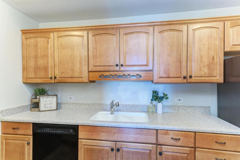 2200 S Stewart Avenue Unit: 2C