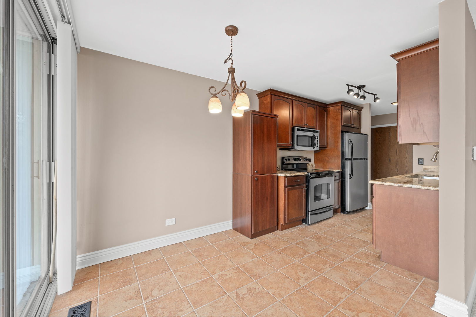 5950 OAKWOOD Drive Unit: 1D