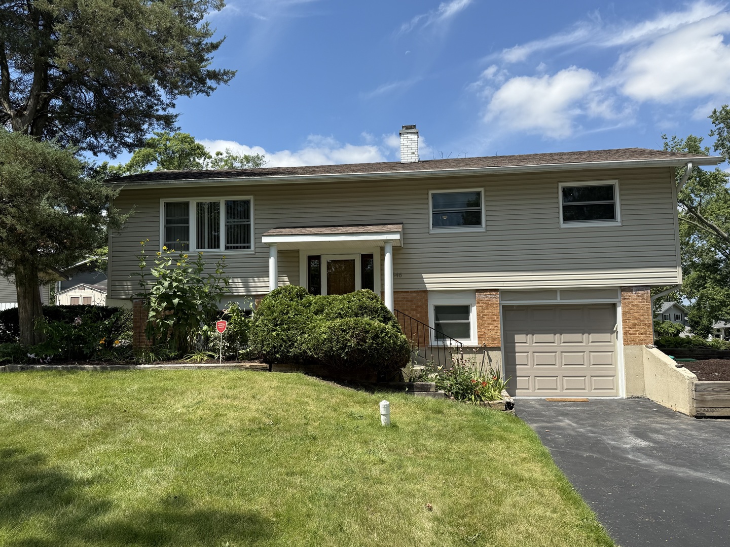 2S546 LLOYD Avenue