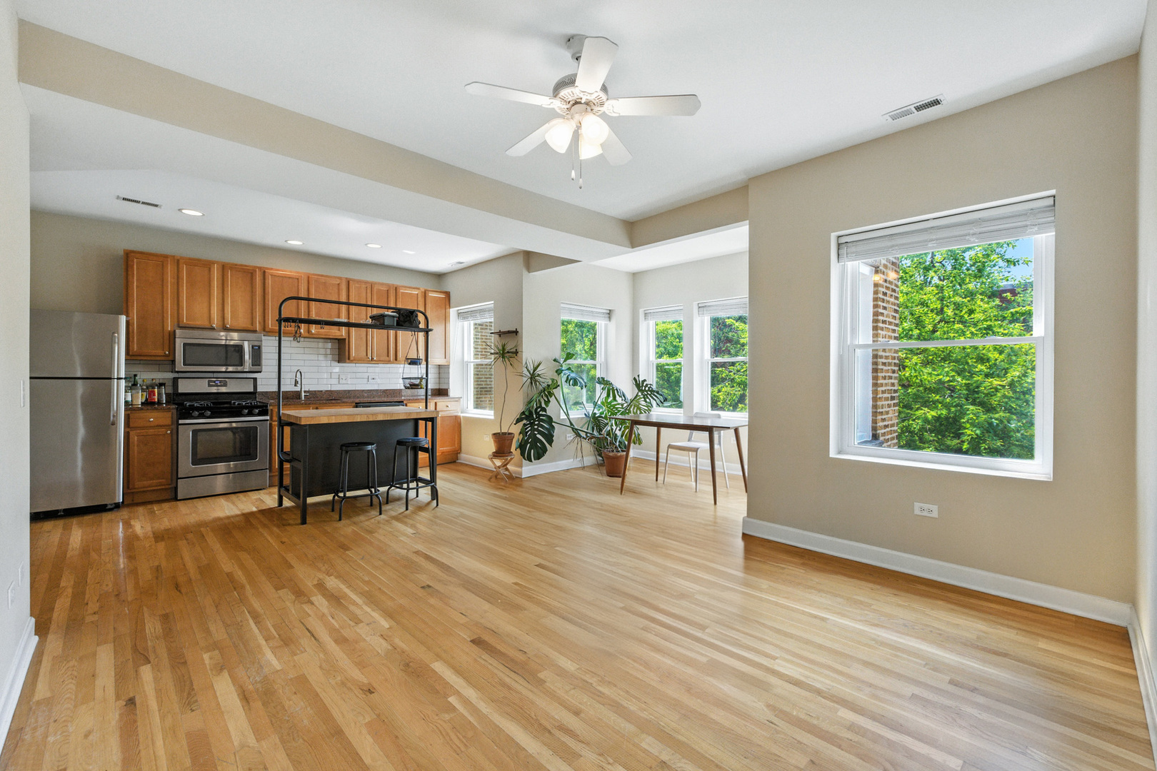 3708 W Ainslie Street Unit: 2