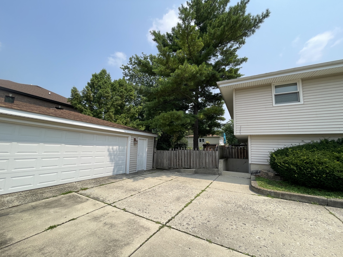 138 W Chicago Avenue