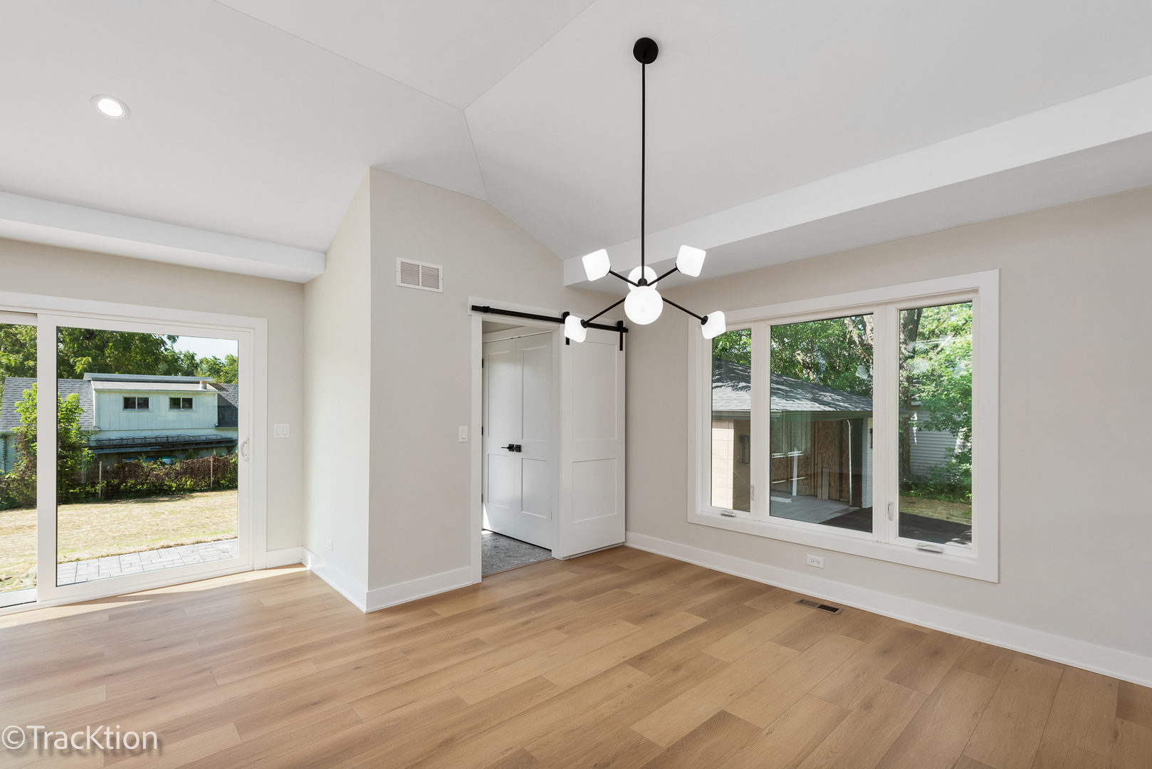 137 W Chicago Avenue