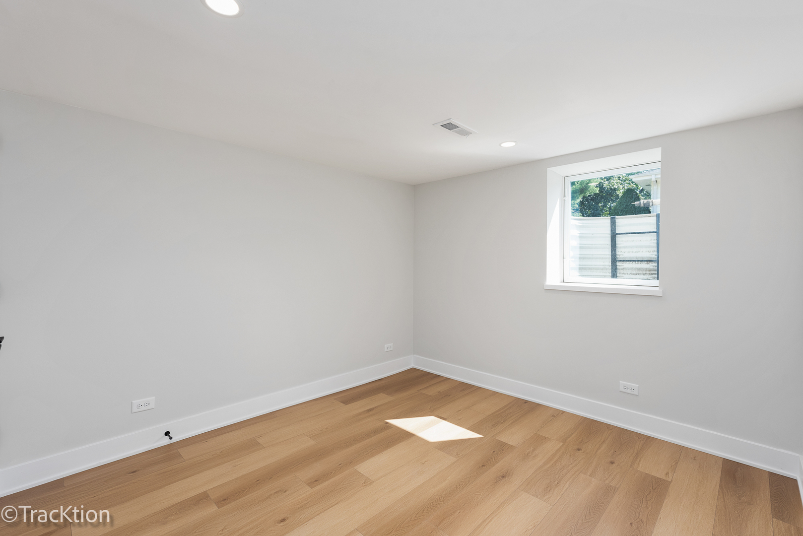 137 W Chicago Avenue