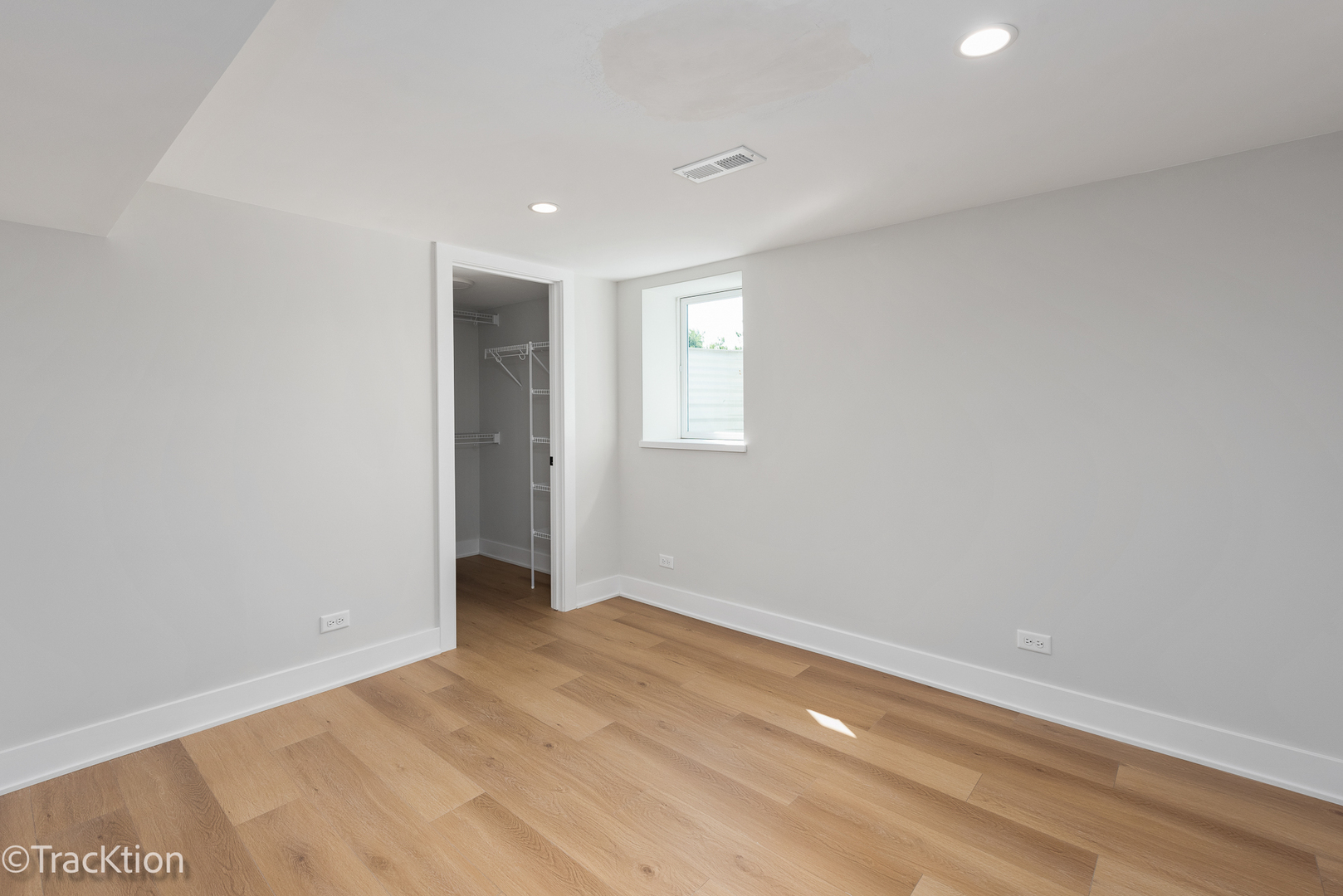 137 W Chicago Avenue