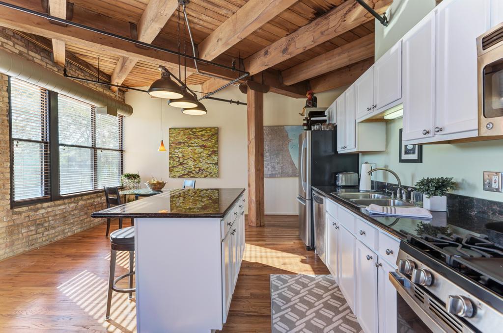 2161 N California Avenue Unit: 201