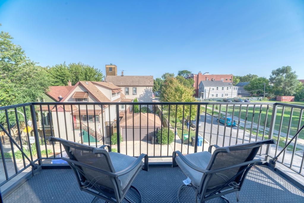 2161 N California Avenue Unit: 201