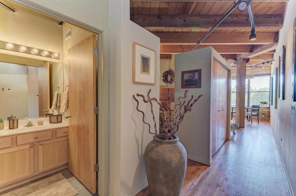 2161 N California Avenue Unit: 201