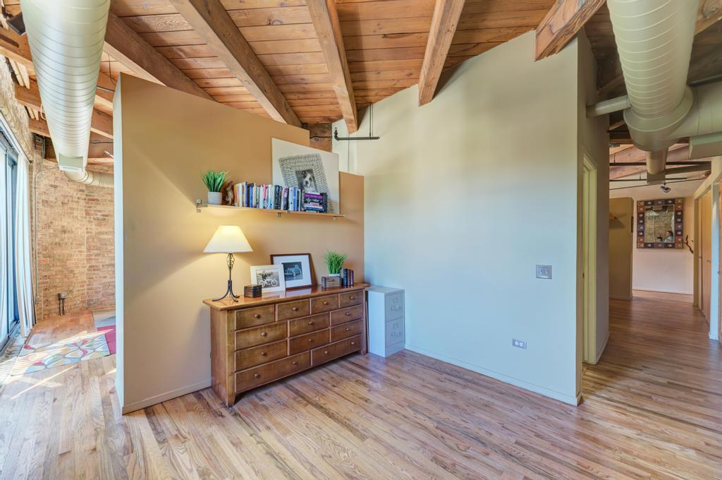 2161 N California Avenue Unit: 201
