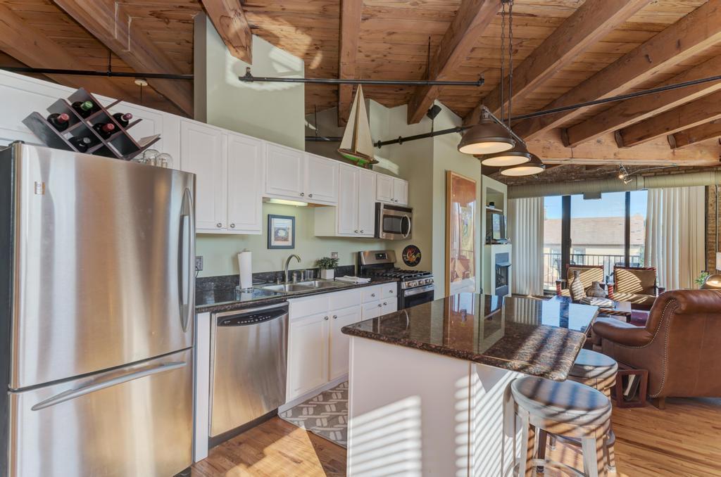 2161 N California Avenue Unit: 201