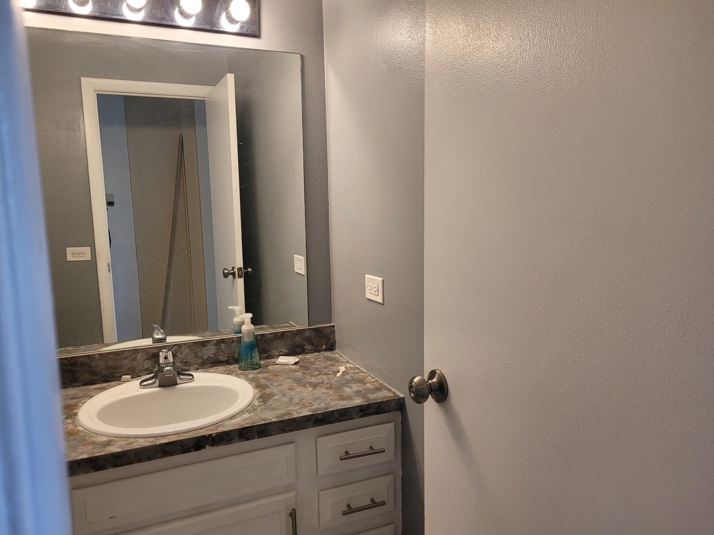 6010 oakwood Drive Unit: 5B