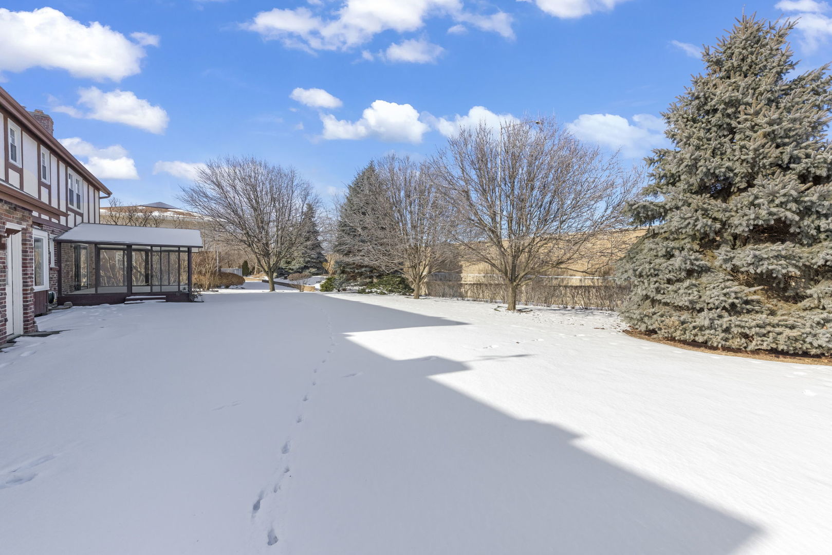 19W140 Avenue Chateaux