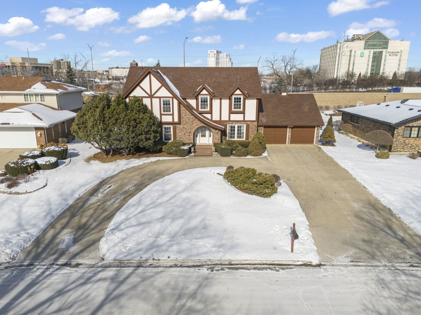 19W140 Avenue Chateaux