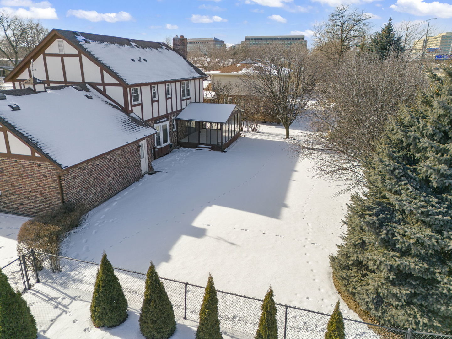 19W140 Avenue Chateaux