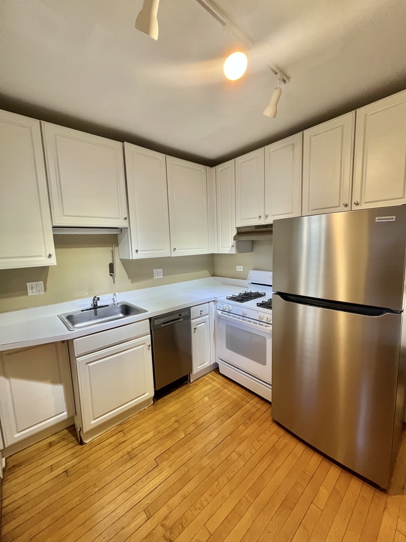 1014 W Barry Avenue Unit: 1