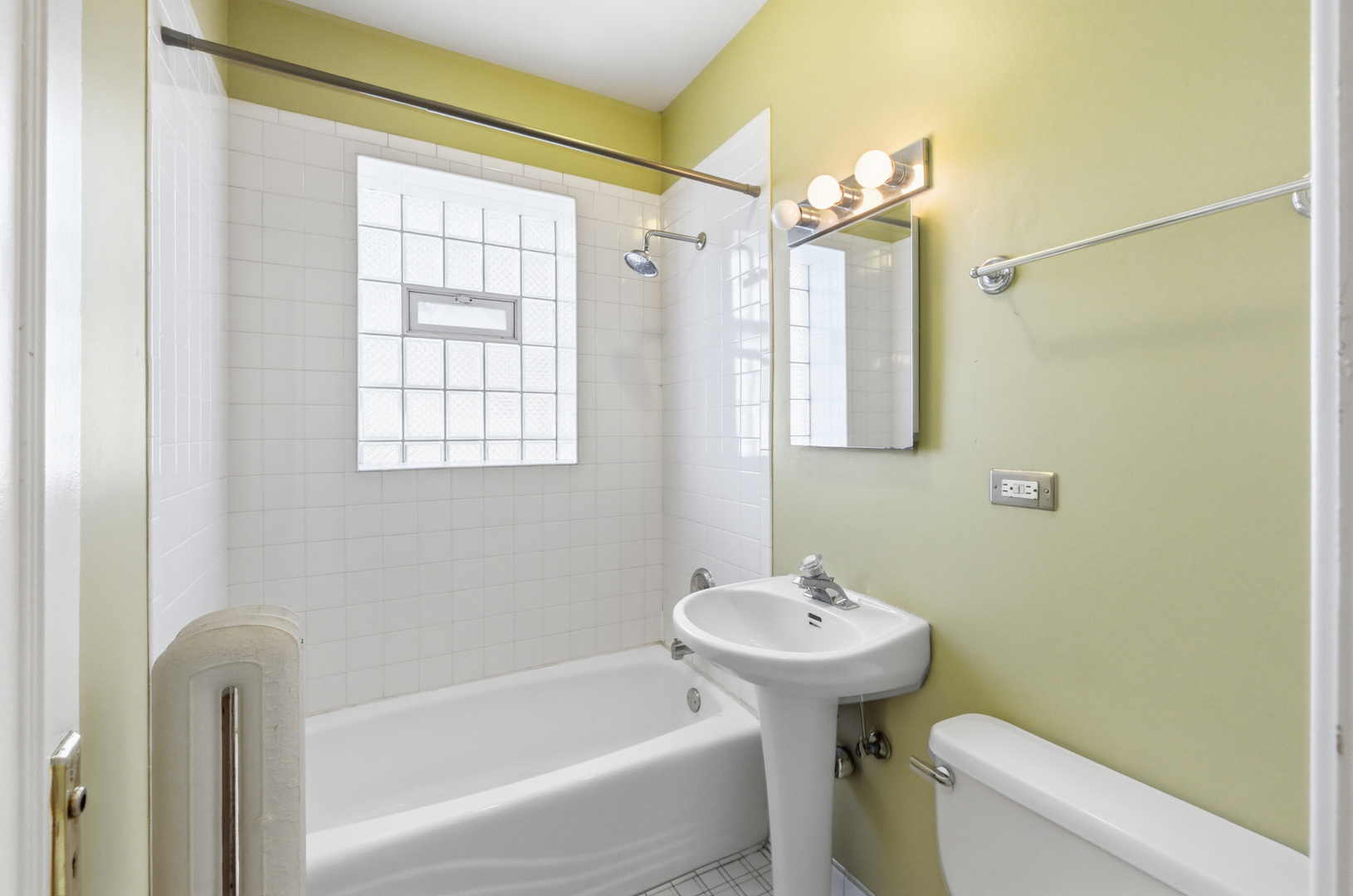 1014 W Barry Avenue Unit: 1