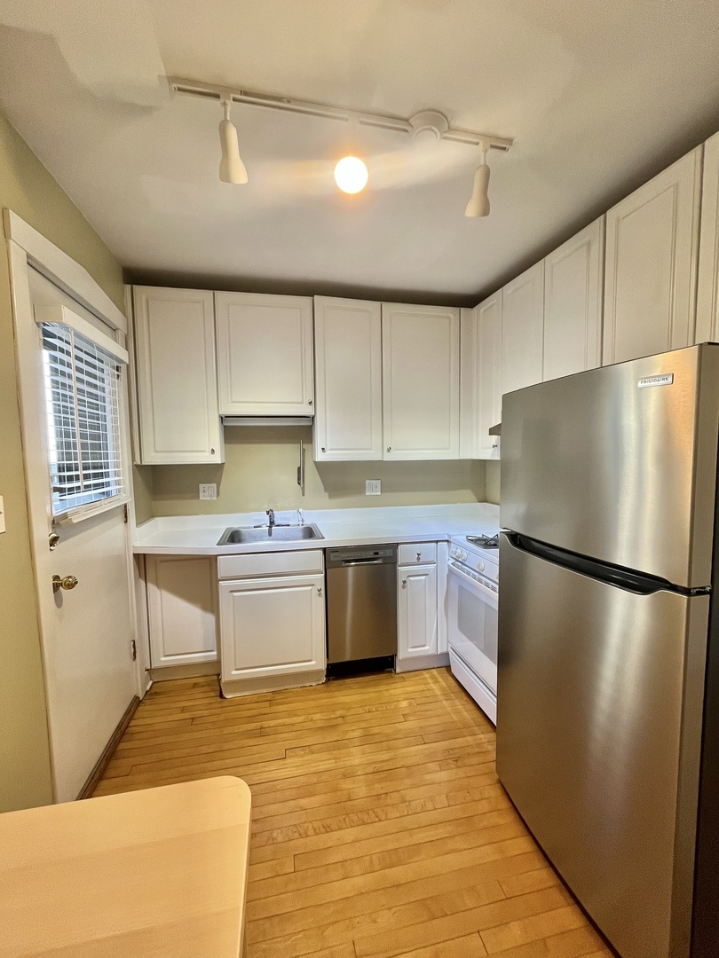 1014 W Barry Avenue Unit: 1