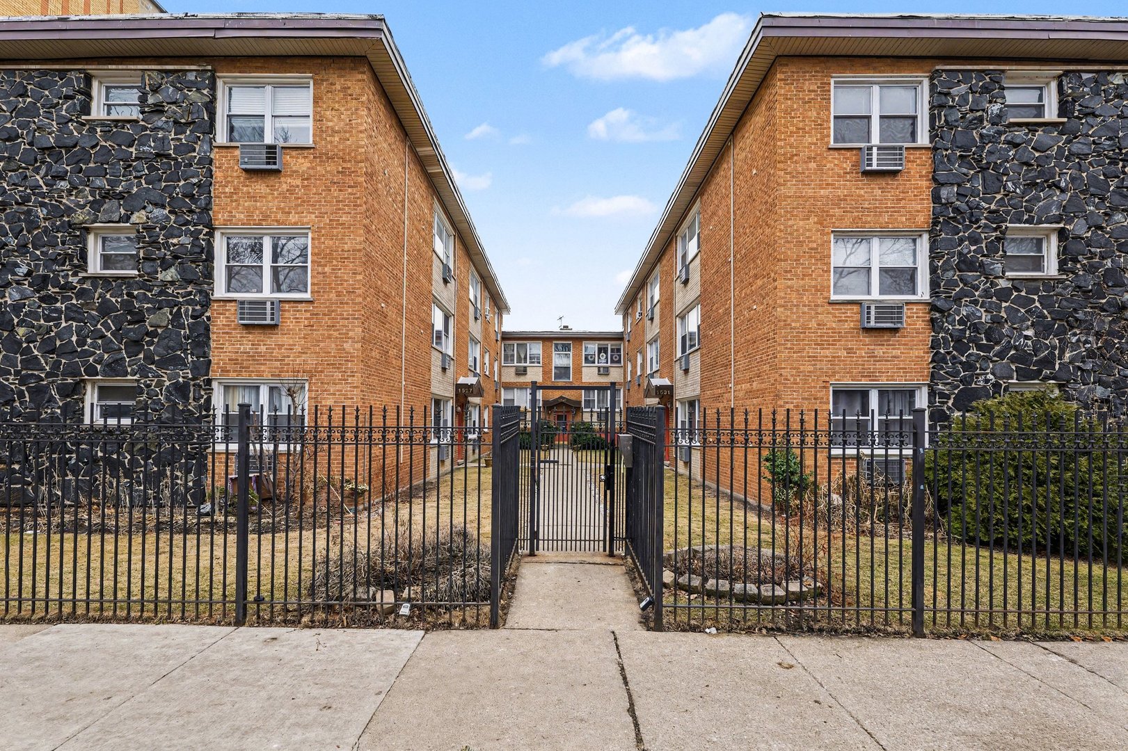 1527 W SHERWIN Avenue Unit: 2N