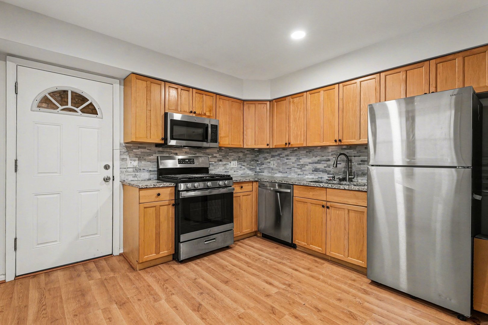 1527 W SHERWIN Avenue Unit: 2N