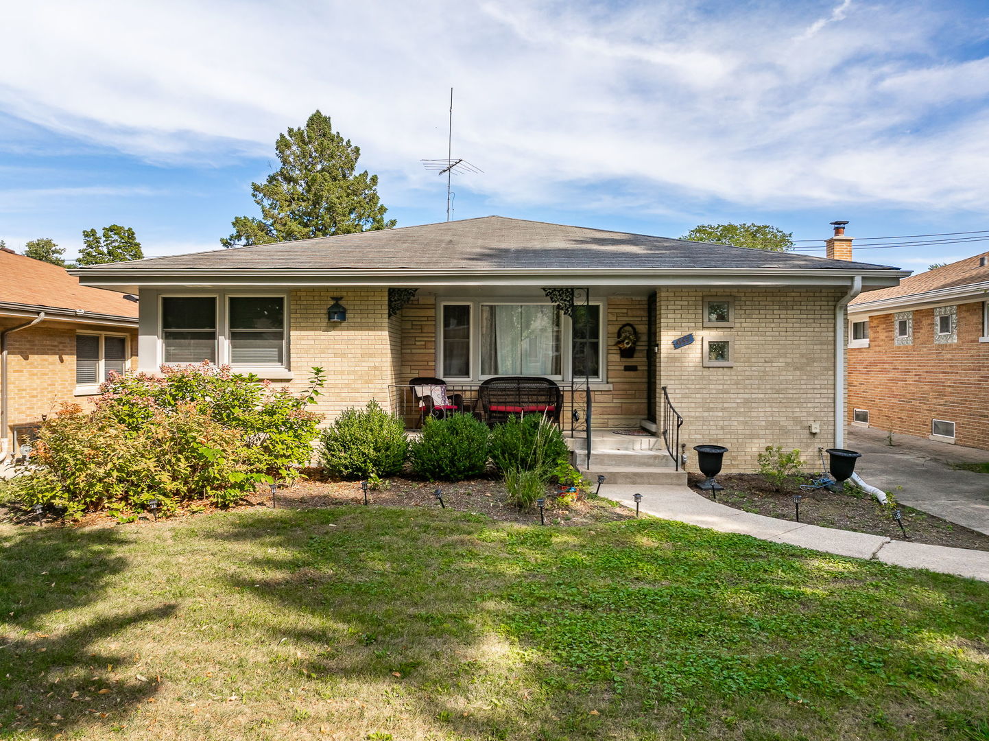 937 ROBINHOOD Lane