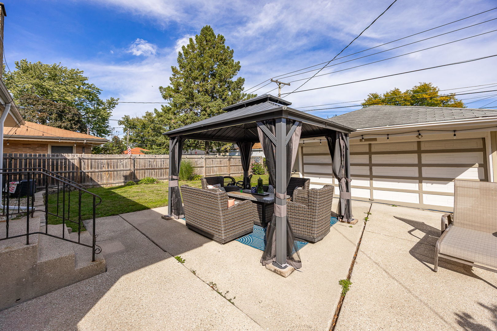 937 ROBINHOOD Lane